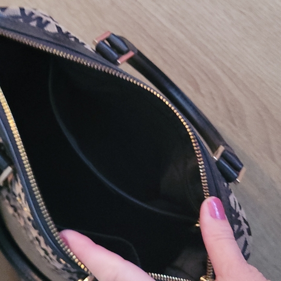 Micheal Kors Monogram Purse for Fall - Picture 3 of 12